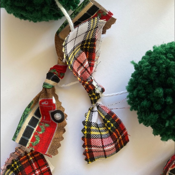 ADORABLE CHRISTMAS POMPOMS - Picture 3 of 3